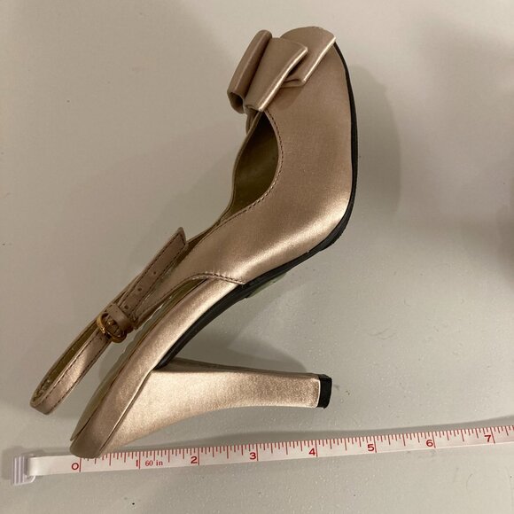Me Too Champagne Satin Bow Heels Peep Toe Slingback Dress Shose. Size: 5.5 - Picture 2 of 8